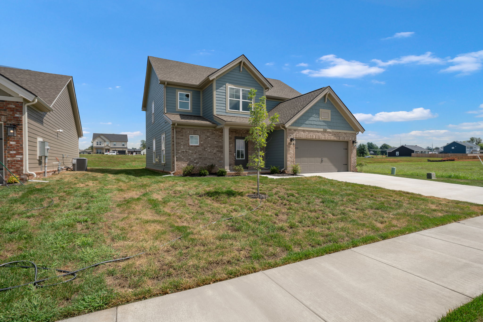 Side elevation and driveway at 9312 Woodgate Circle in Alvaton, KY in Dove Point